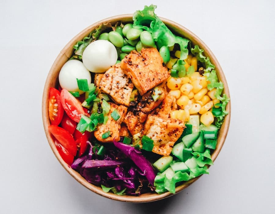 Renkli noodle salatası