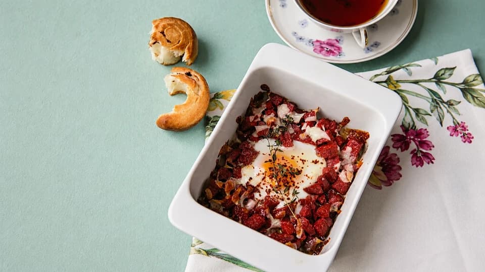 Fırında Sucuklu Peynirli Yumurta