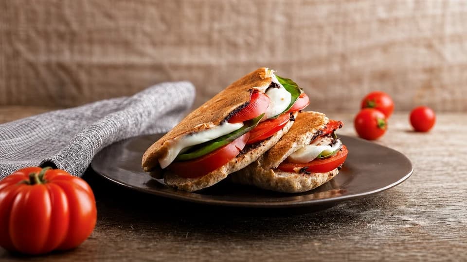Domatesli Mozzarella Tost