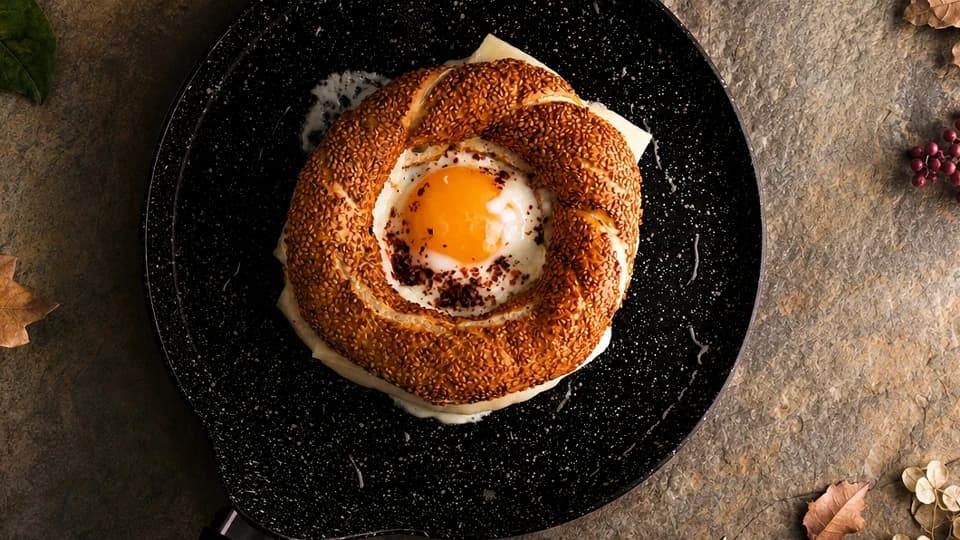 Simit Göbeğinde Yumurta