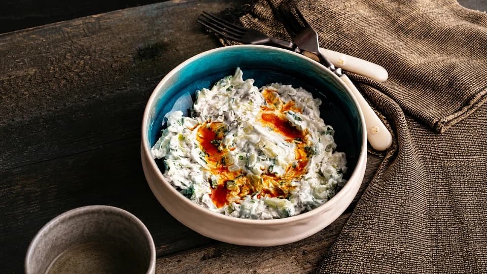 Lahanalı Baharatlı Yoğurtlu Salata