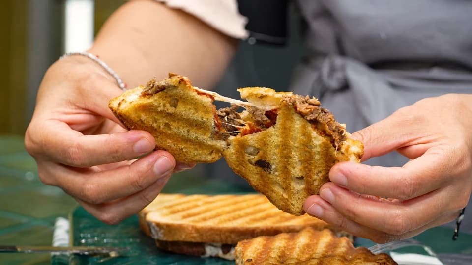 Kavurmalı Kaşarlı Tost