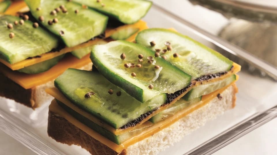 Cheddar & Zeytin Ezmeli Salatalıklı Sandviç