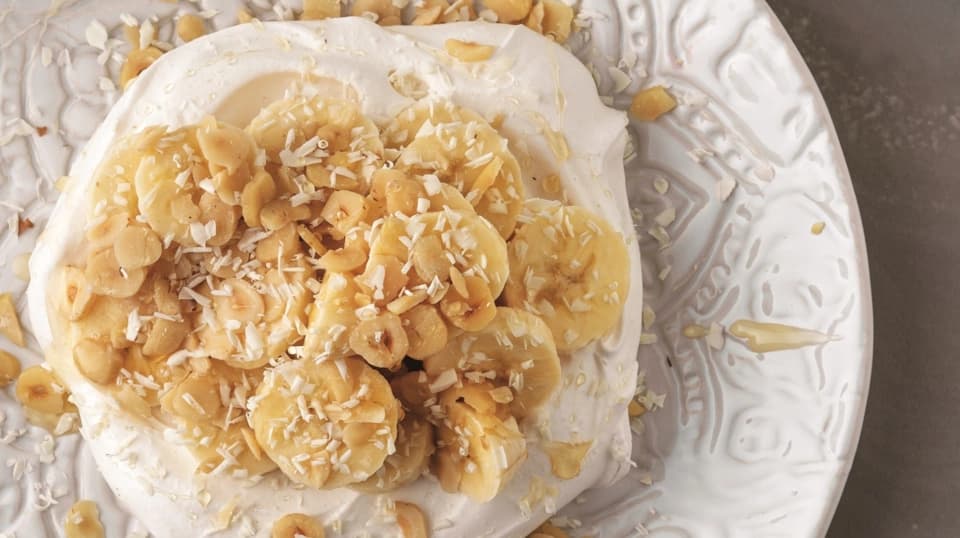 Beyaz Çikolatalı Muzlu Fındıklı Pavlova