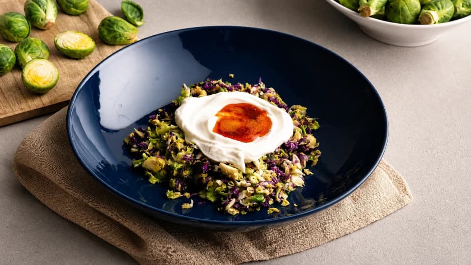 Yoğurtlu Rendelenmiş Brüksel Lahanası Salatası